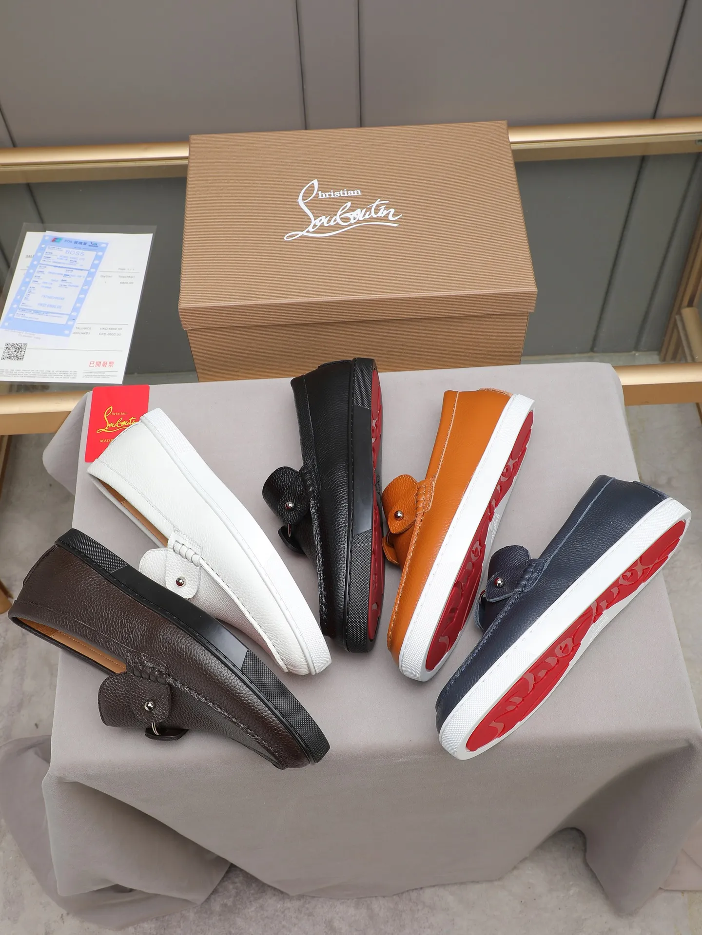PP480 Christian Louboutin (red-soled shoes) Italian men's casual sneakers are shipped! Each pair of shoes from this Italian handmade shoe brand has a simple and classic design, which is very comfortable and versatile! The upper fabric of this shoe is made of imported cowhide, with high-end and comfortable cowhide lining! The outsole is made of original rubber bottom sheets and is lined with cowhide! Brand-specific mold-opening foot bed, exclusive private mold control! Original box packaging! 39 40 41 42 43 44 (38 45 46 customized)